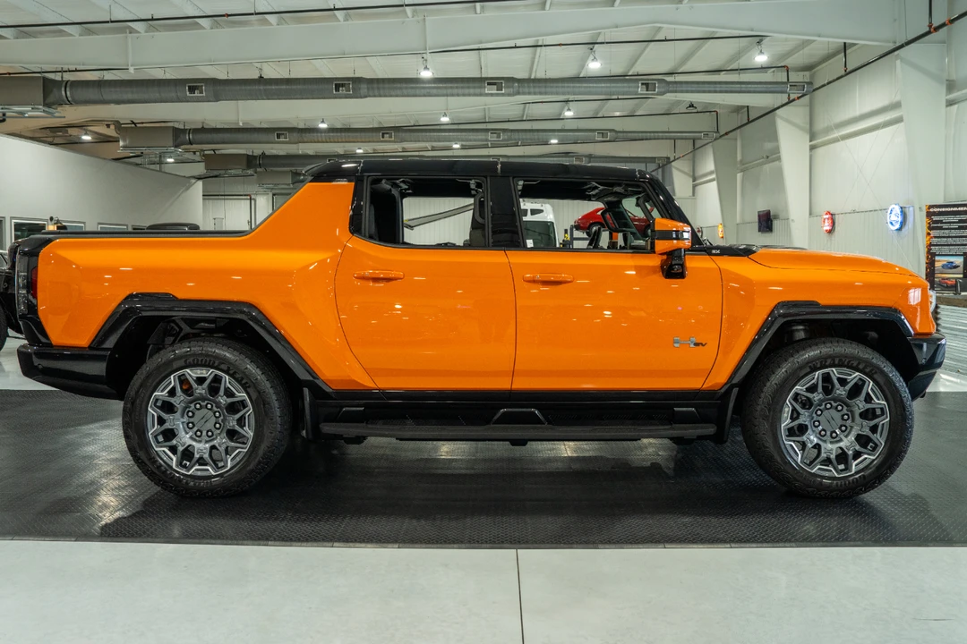 2024 GMC Hummer EV - Image 16 of 31