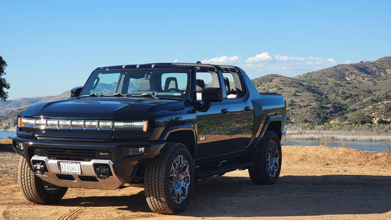 2024 GMC Hummer EV - Image 11 of 31