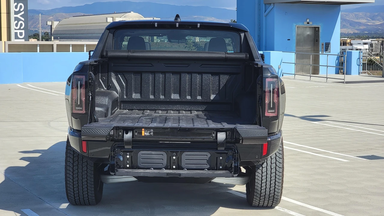 2024 GMC Hummer EV - Image 26 of 31