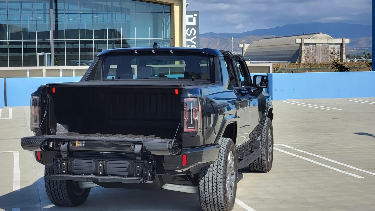 2024 GMC Hummer EV - Image 29 of 31