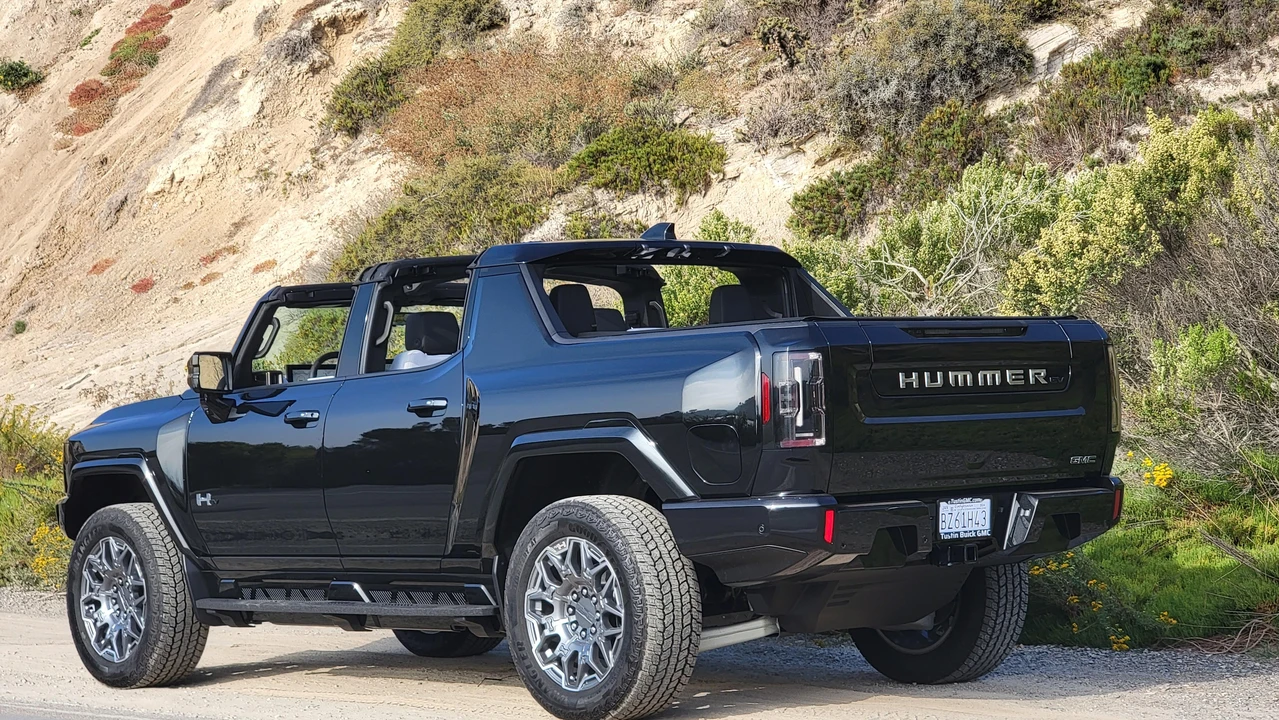 2024 GMC Hummer EV - Image 22 of 31