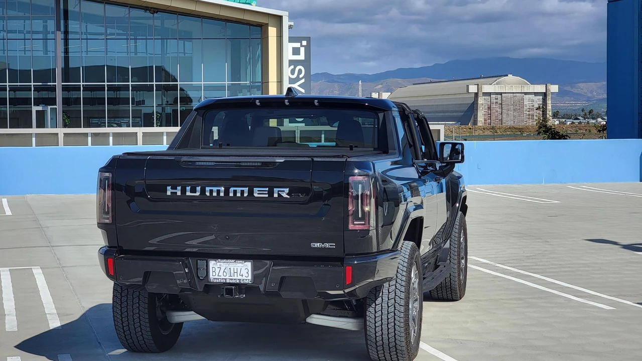 2024 GMC Hummer EV - Image 27 of 31