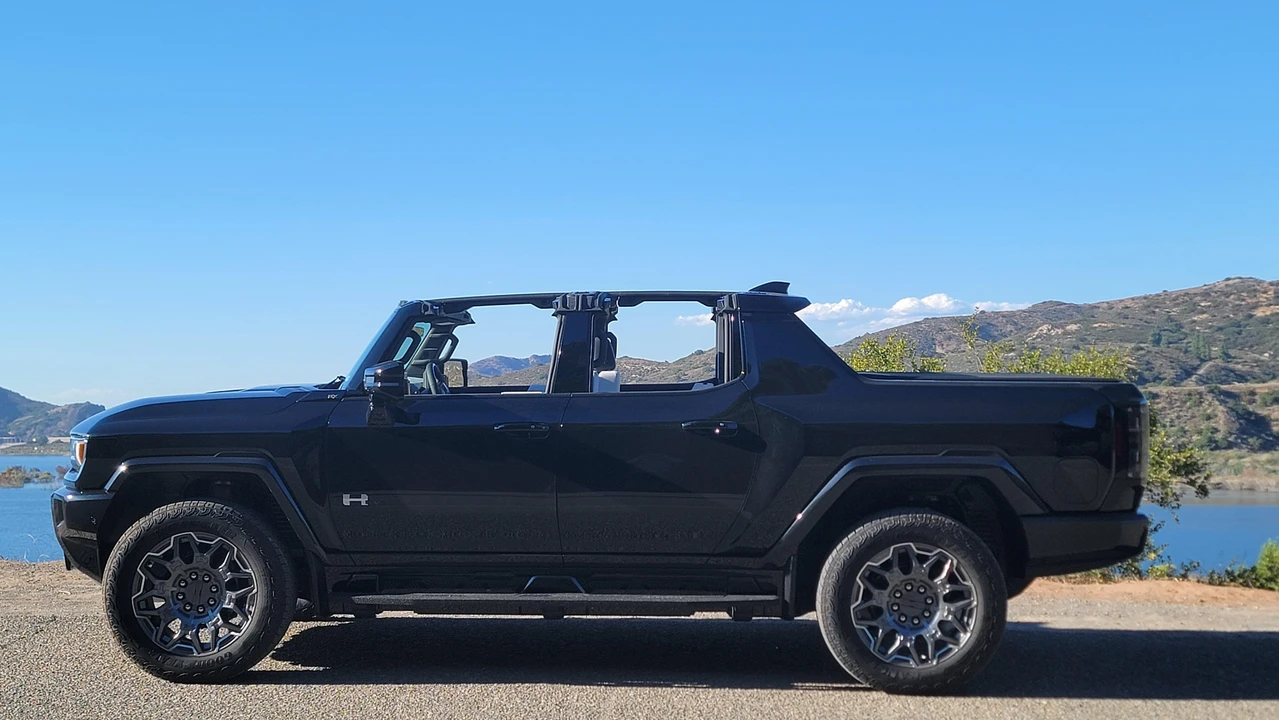 2024 GMC Hummer EV - Image 20 of 31