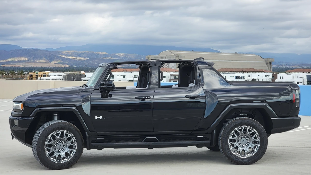 2024 GMC Hummer EV - Image 18 of 31