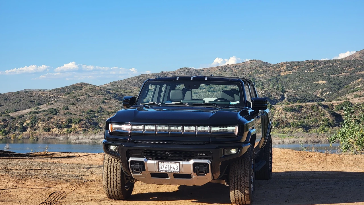 2024 GMC Hummer EV - Image 7 of 31