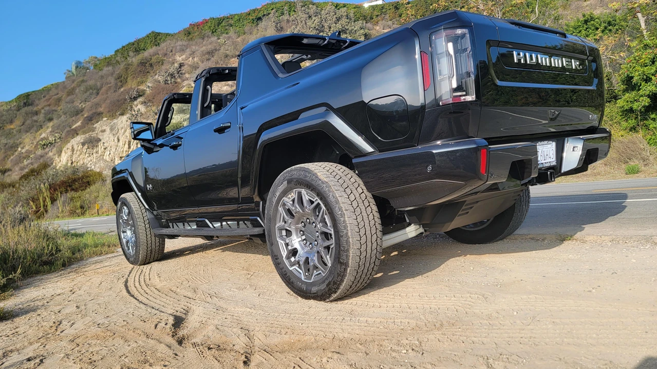 2024 GMC Hummer EV - Image 21 of 31