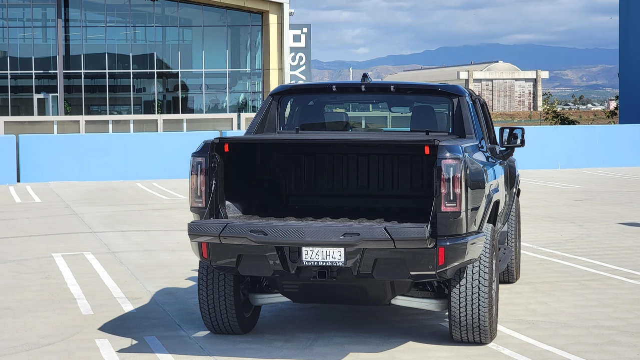 2024 GMC Hummer EV - Image 28 of 31