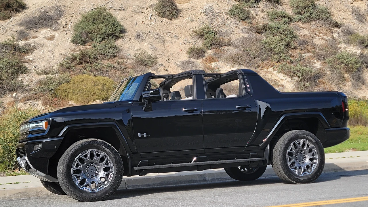 2024 GMC Hummer EV - Image 16 of 31