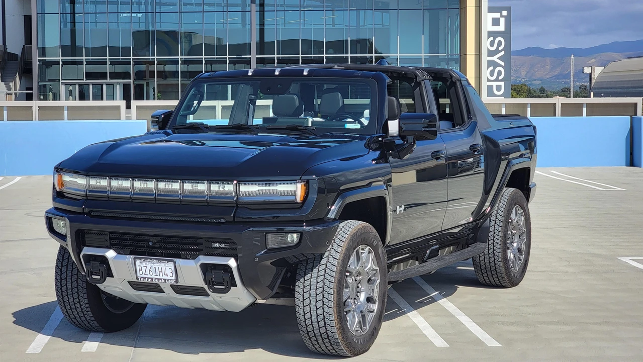 2024 GMC Hummer EV - Image 10 of 31