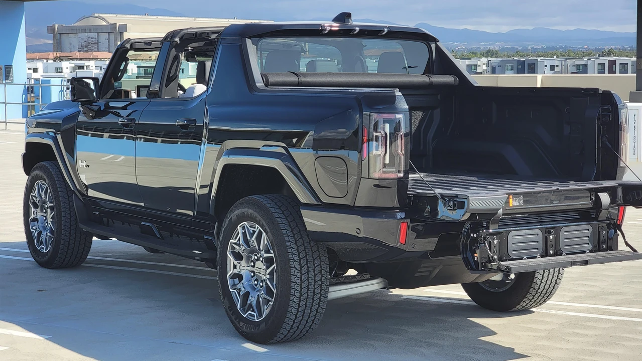 2024 GMC Hummer EV - Image 23 of 31