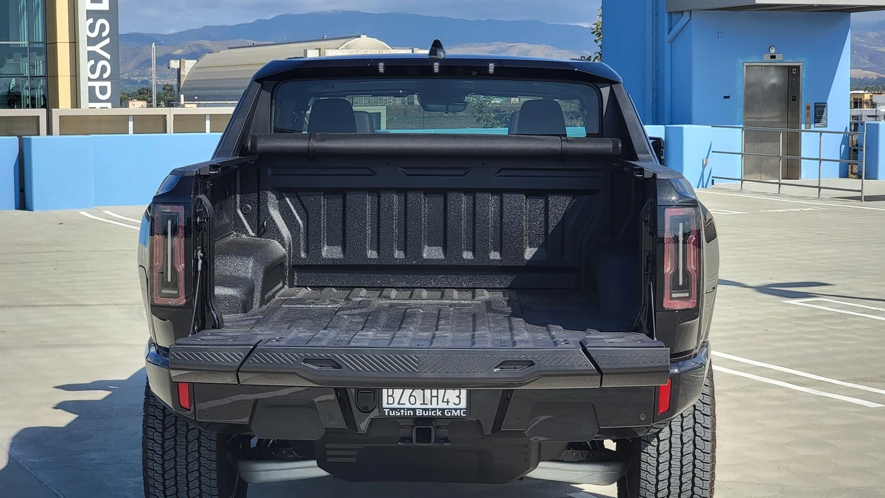 2024 GMC Hummer EV - Image 24 of 31