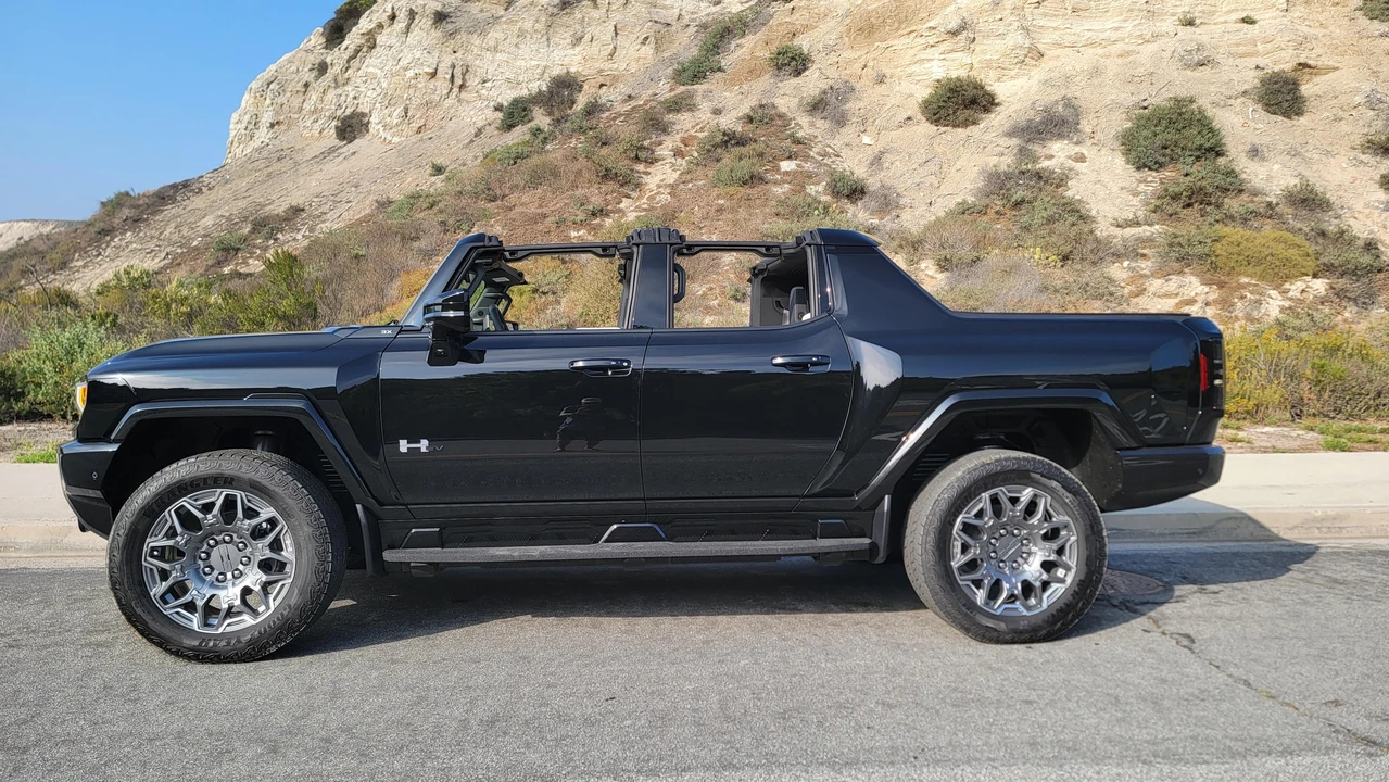 2024 GMC Hummer EV - Image 17 of 31