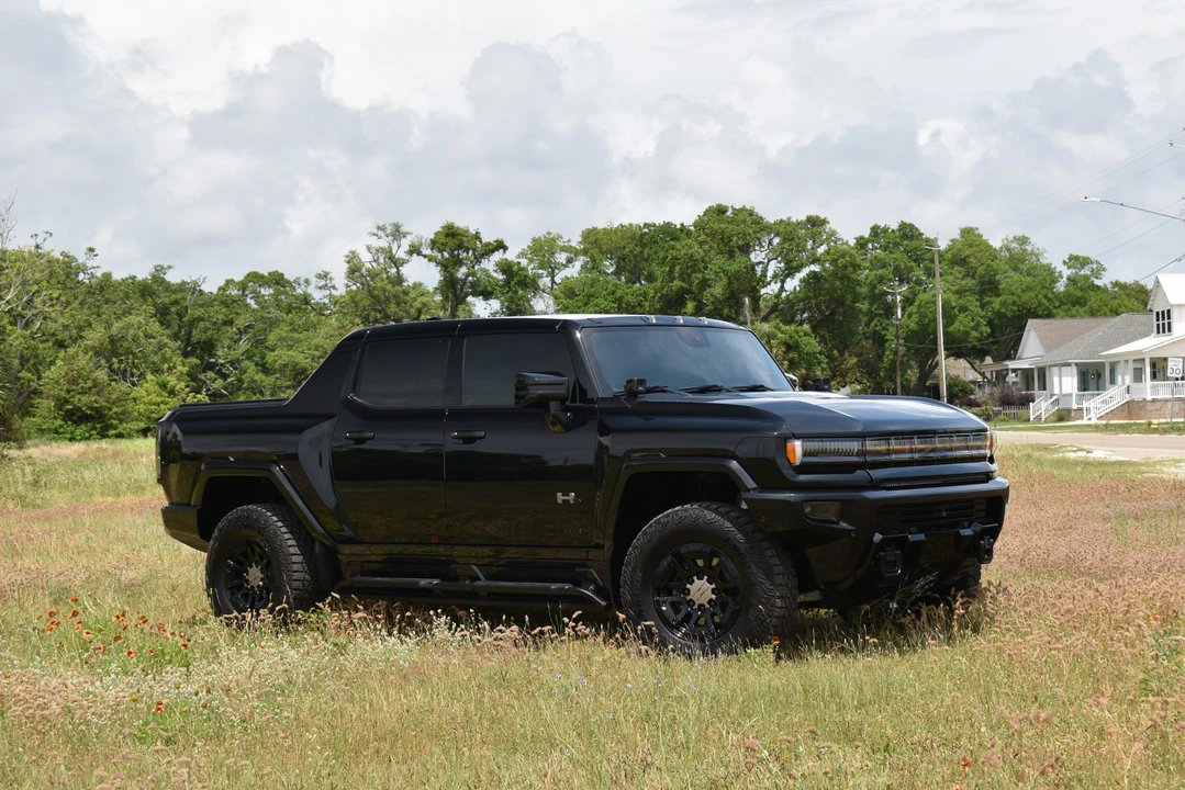 2024 GMC Hummer EV - Image 9 of 31