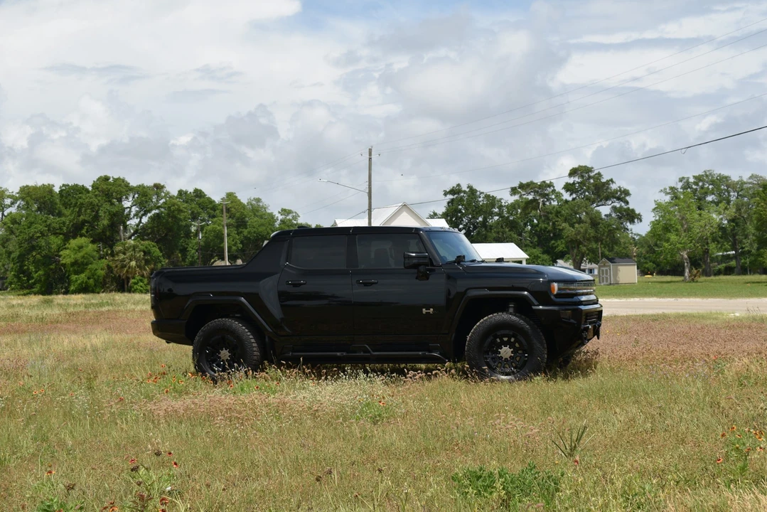 2024 GMC Hummer EV - Image 10 of 31