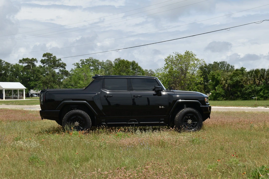 2024 GMC Hummer EV - Image 11 of 31