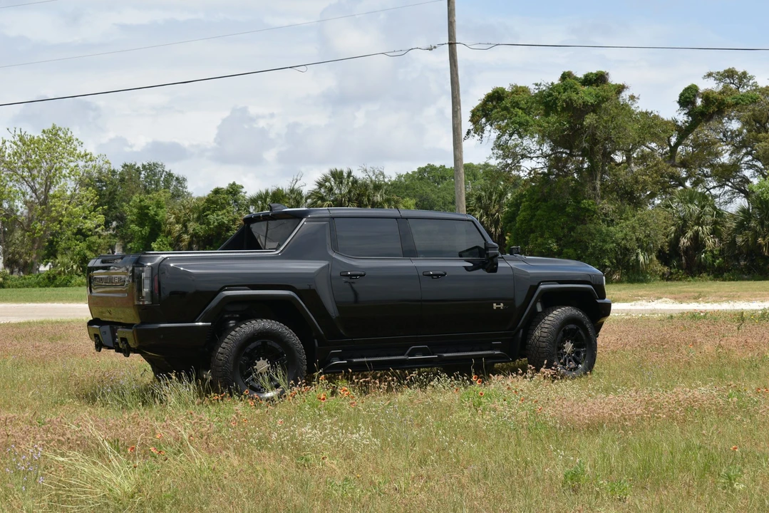 2024 GMC Hummer EV - Image 12 of 31