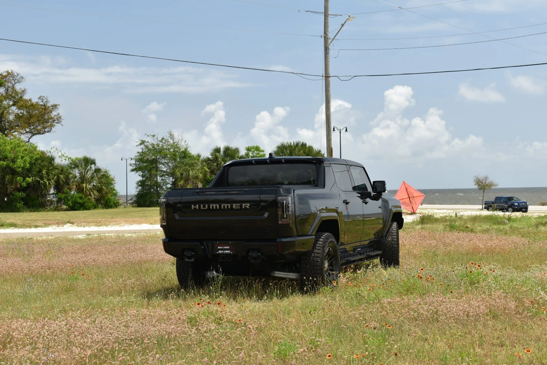 2024 GMC Hummer EV - Image 15 of 31