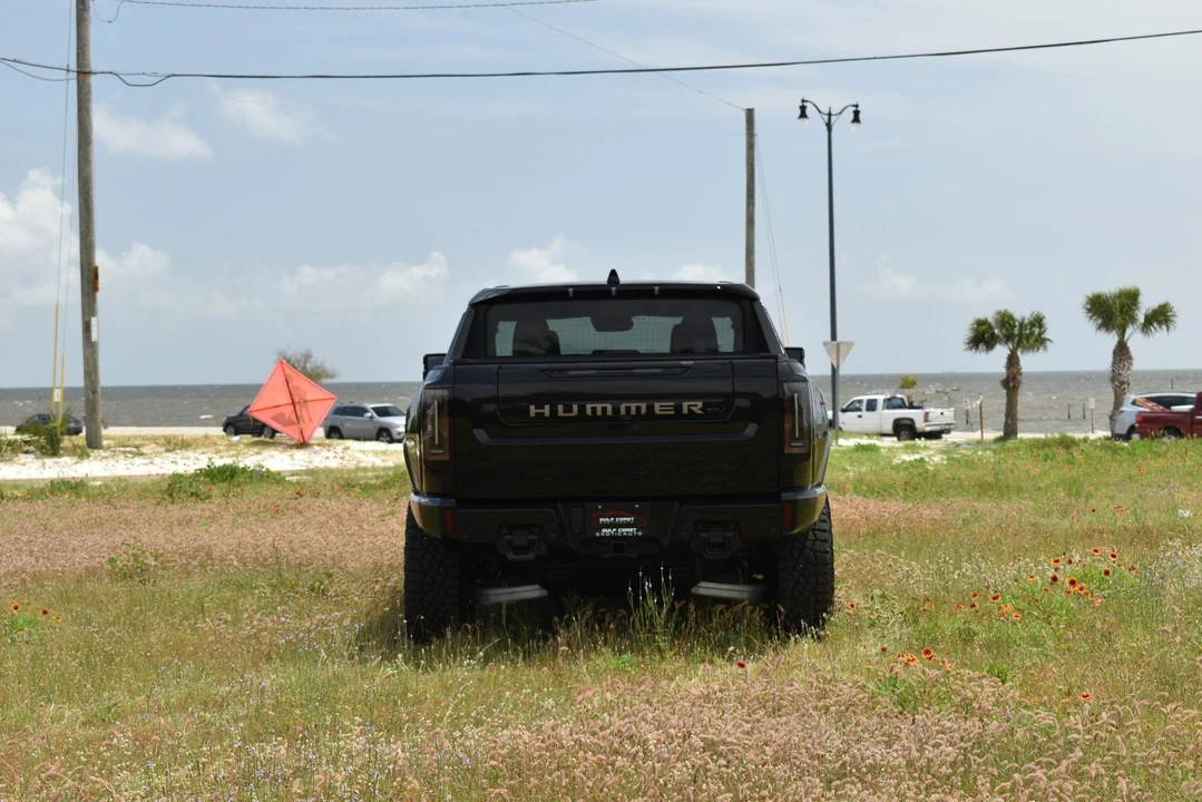 2024 GMC Hummer EV - Image 16 of 31