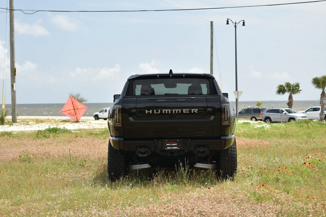 2024 GMC Hummer EV - Image 17 of 31