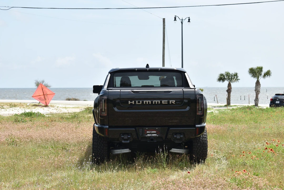 2024 GMC Hummer EV - Image 18 of 31