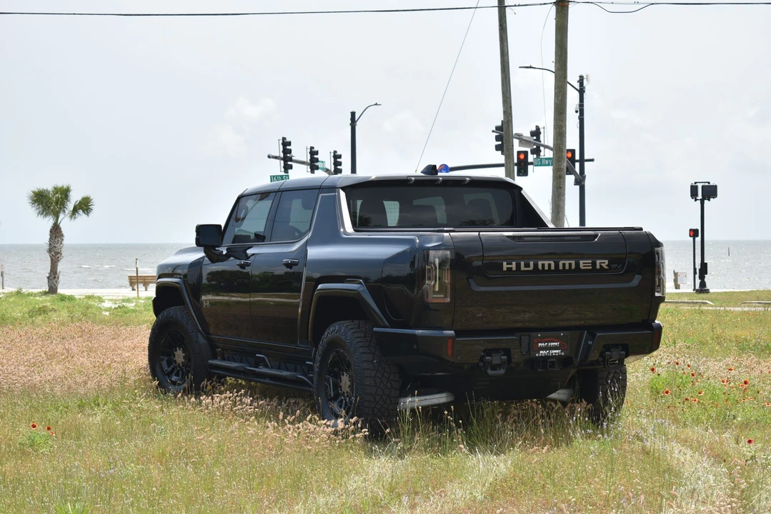 2024 GMC Hummer EV - Image 19 of 31