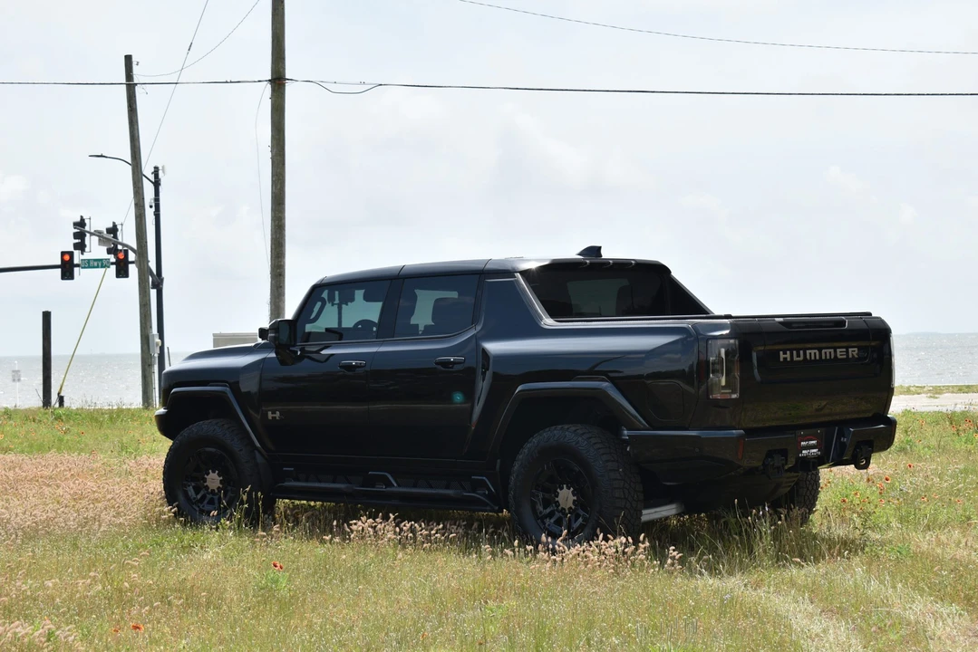 2024 GMC Hummer EV - Image 20 of 31