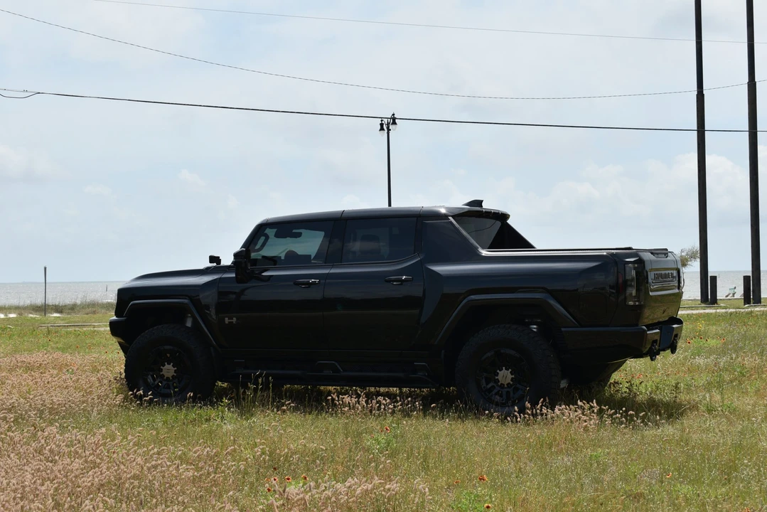2024 GMC Hummer EV - Image 21 of 31