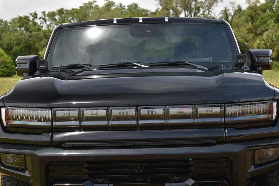 2024 GMC Hummer EV - Image 25 of 31