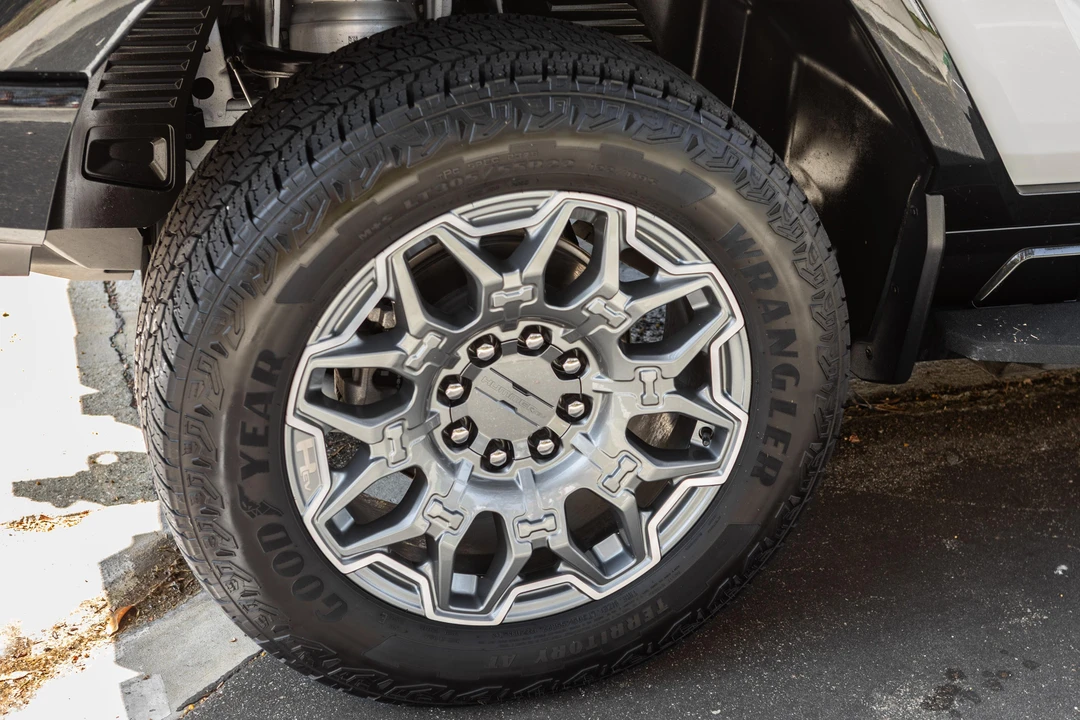 2024 GMC Hummer EV - Image 15 of 31