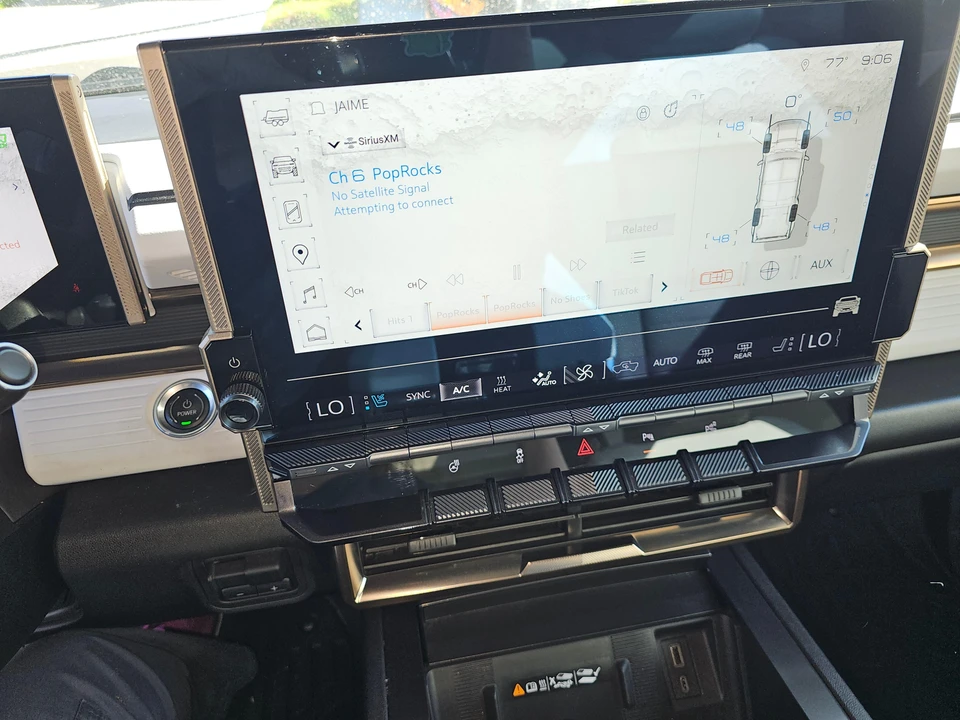 2024 GMC Hummer EV - Image 26 of 31