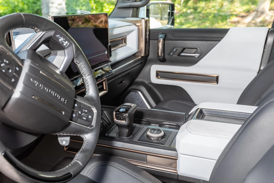 2024 GMC Hummer EV - Image 23 of 31
