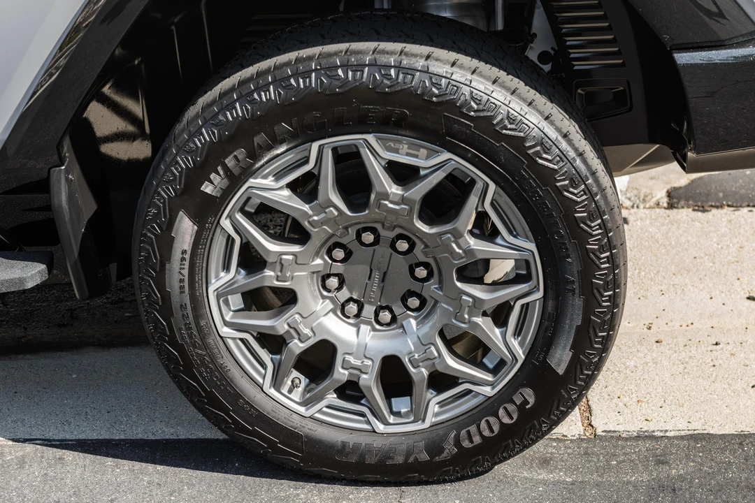 2024 GMC Hummer EV - Image 14 of 31