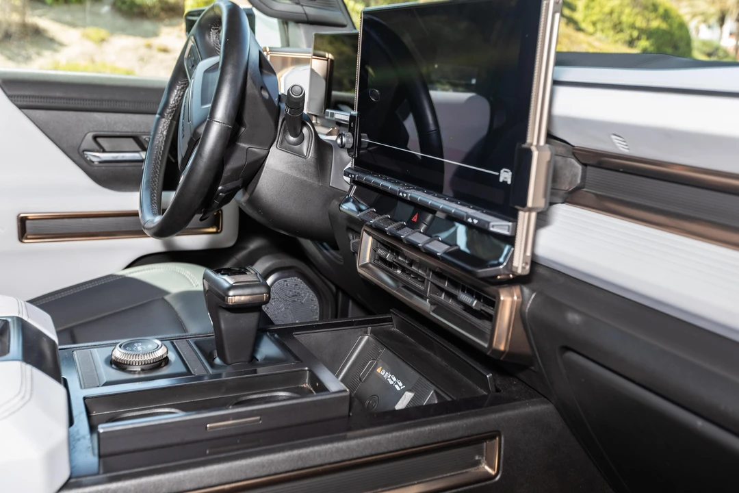 2024 GMC Hummer EV - Image 28 of 31