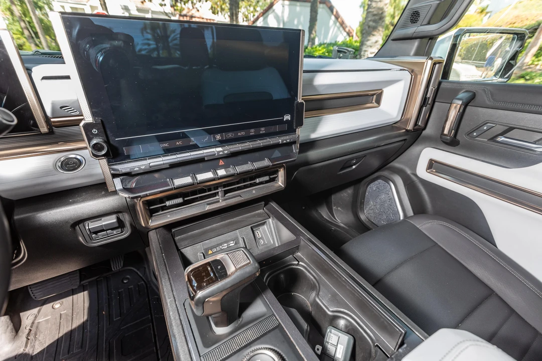 2024 GMC Hummer EV - Image 25 of 31