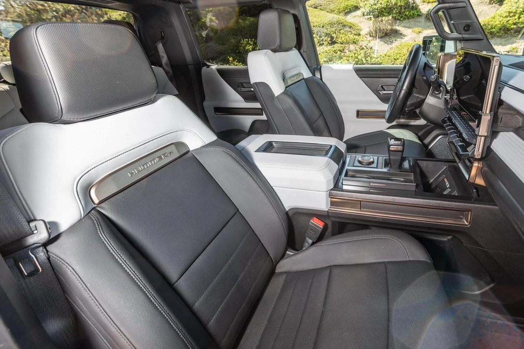 2024 GMC Hummer EV - Image 18 of 31