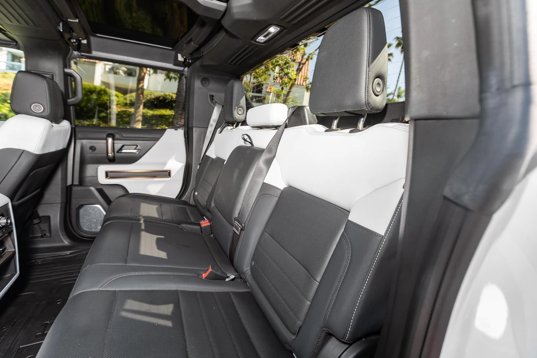 2024 GMC Hummer EV - Image 19 of 31