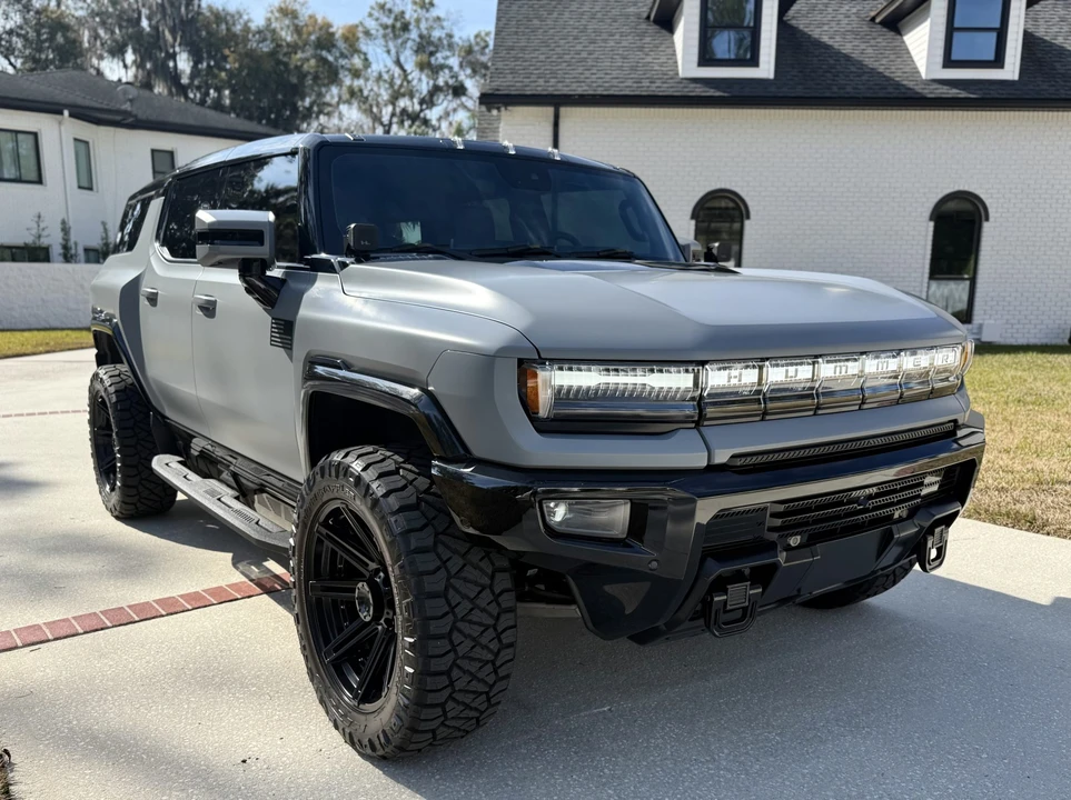 2024 GMC Hummer EV - Image 10 of 31