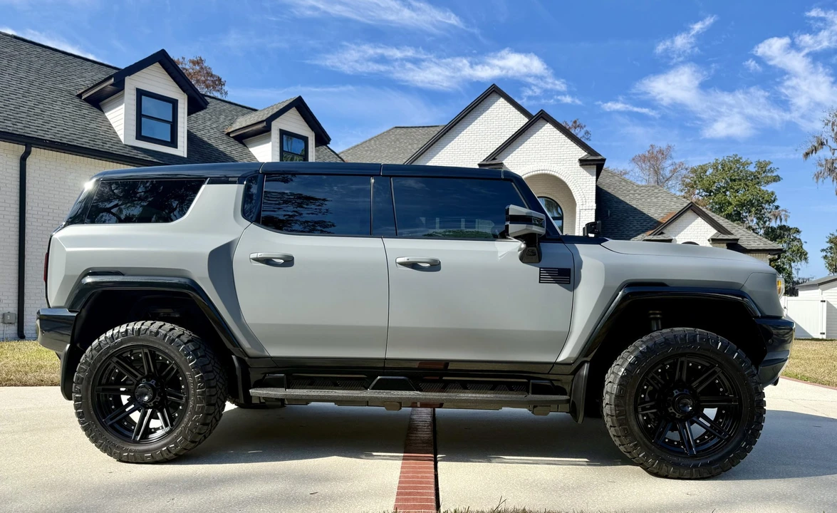 2024 GMC Hummer EV - Image 7 of 31
