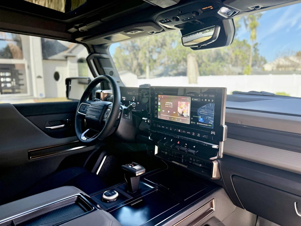 2024 GMC Hummer EV - Image 18 of 31