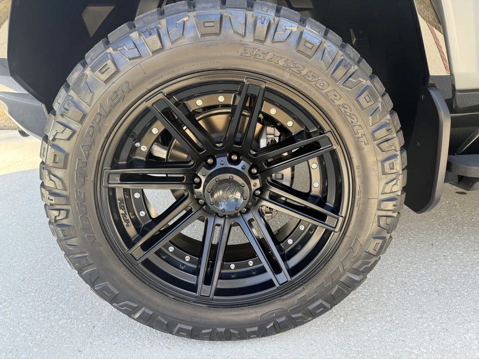2024 GMC Hummer EV - Image 14 of 31