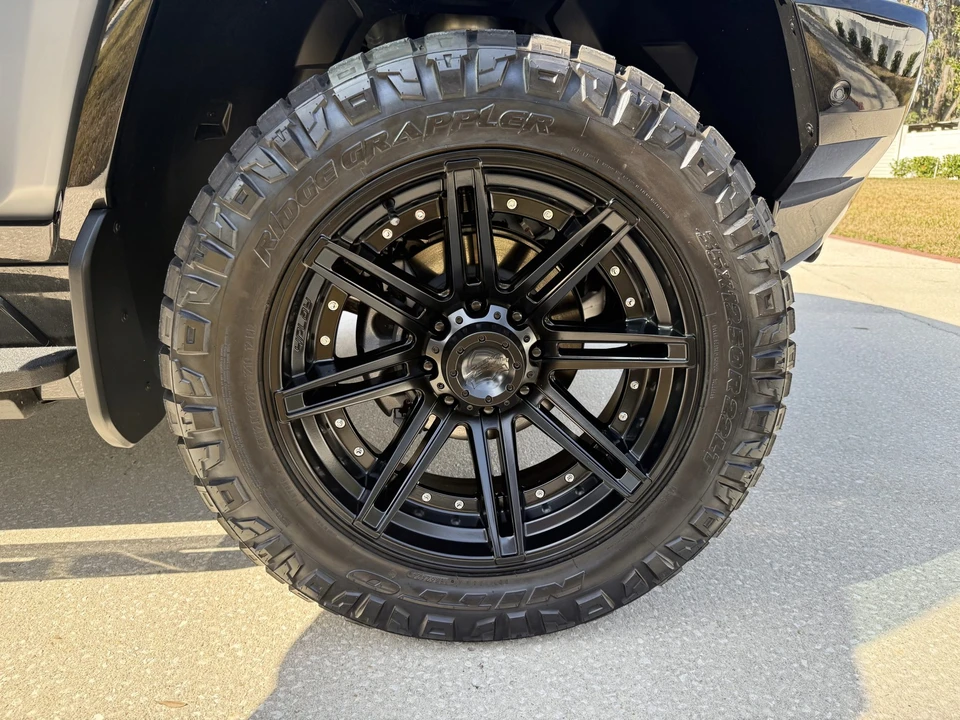 2024 GMC Hummer EV - Image 13 of 31