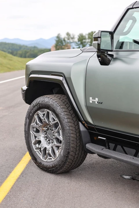 2024 GMC Hummer EV - Image 22 of 31