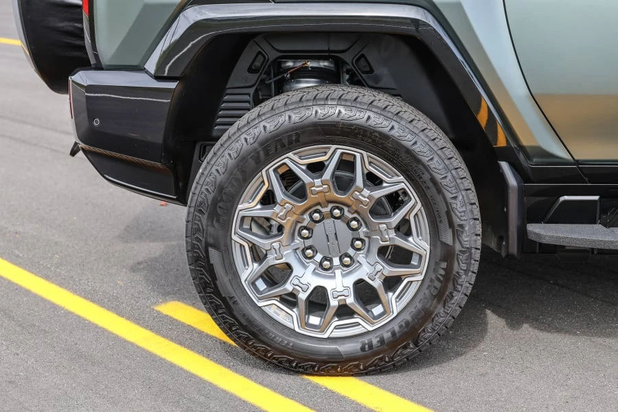 2024 GMC Hummer EV - Image 17 of 31