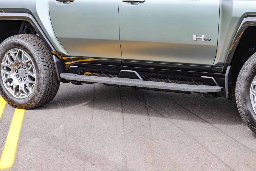 2024 GMC Hummer EV - Image 19 of 31