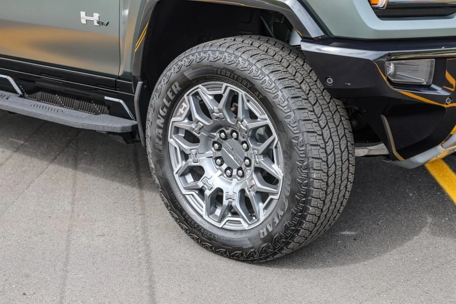 2024 GMC Hummer EV - Image 20 of 31