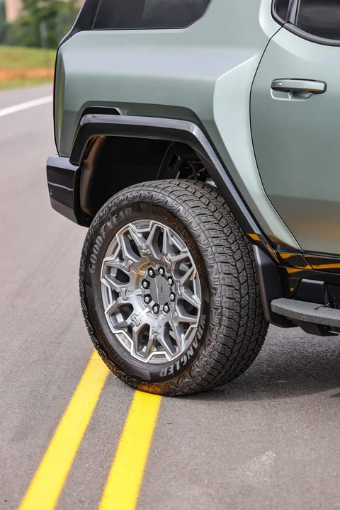 2024 GMC Hummer EV - Image 11 of 31