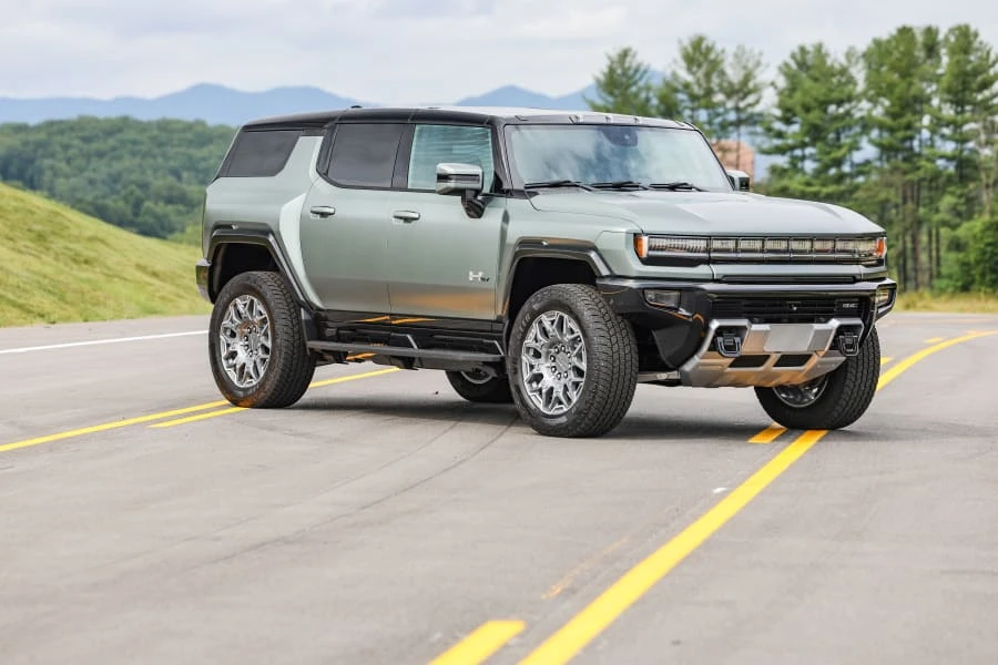 2024 GMC Hummer EV - Image 10 of 31