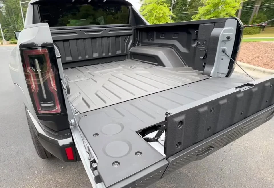 2024 GMC Hummer EV - Image 10 of 11