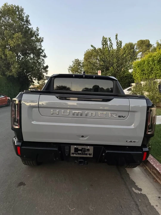 2024 GMC Hummer EV - Image 9 of 11