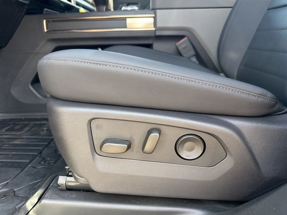 2024 GMC Hummer EV - Image 10 of 12